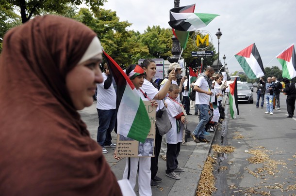 Pro-Palestinians activists take part in a rally in Paris on July 12, 2011 to protest against the Israeli government's decision to arrest fellow militants after they flew into Israel for protests over the weekend. The activists were taking part in the "Welcome to Palestine" campaign in which up to 800 activists planned to fly to Israel and head to the Palestinian territories on a peaceful mission to visit Palestinian families. AFP PHOTO / ERIC FEFERBERG